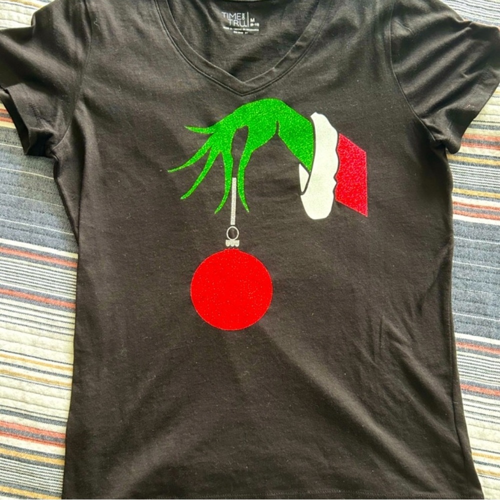 Time and Tru Black T-Shirt with Christmas Grinch Pattern women’s size small